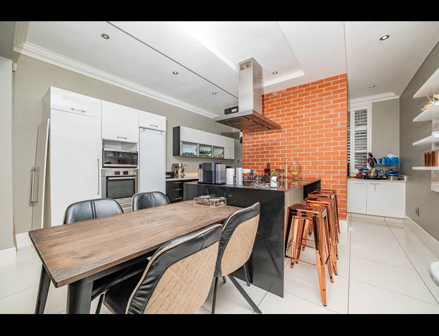 4 BEDROOM TOWNHOUSE FOR SALE IN ESSENWOOD